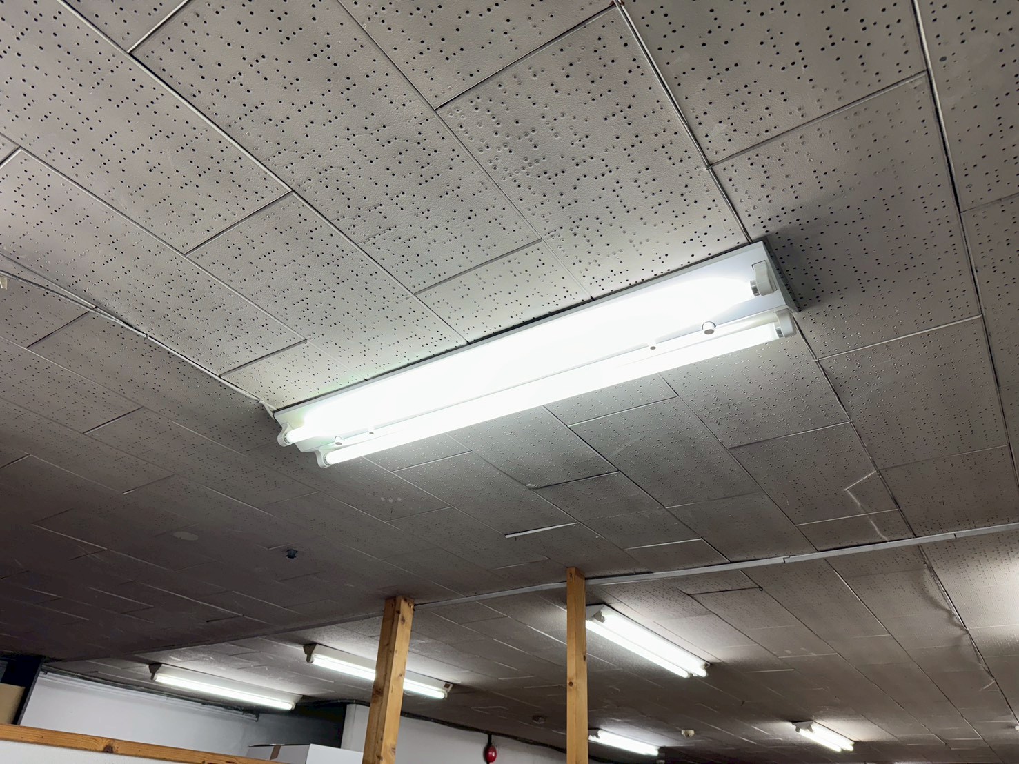 墨田区 事務所 LED照明工事 施工前（蛍光灯のちらつきと暗さ）